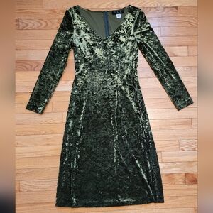 Green Crushed Velvet V-Neck Long Sleeve Dress